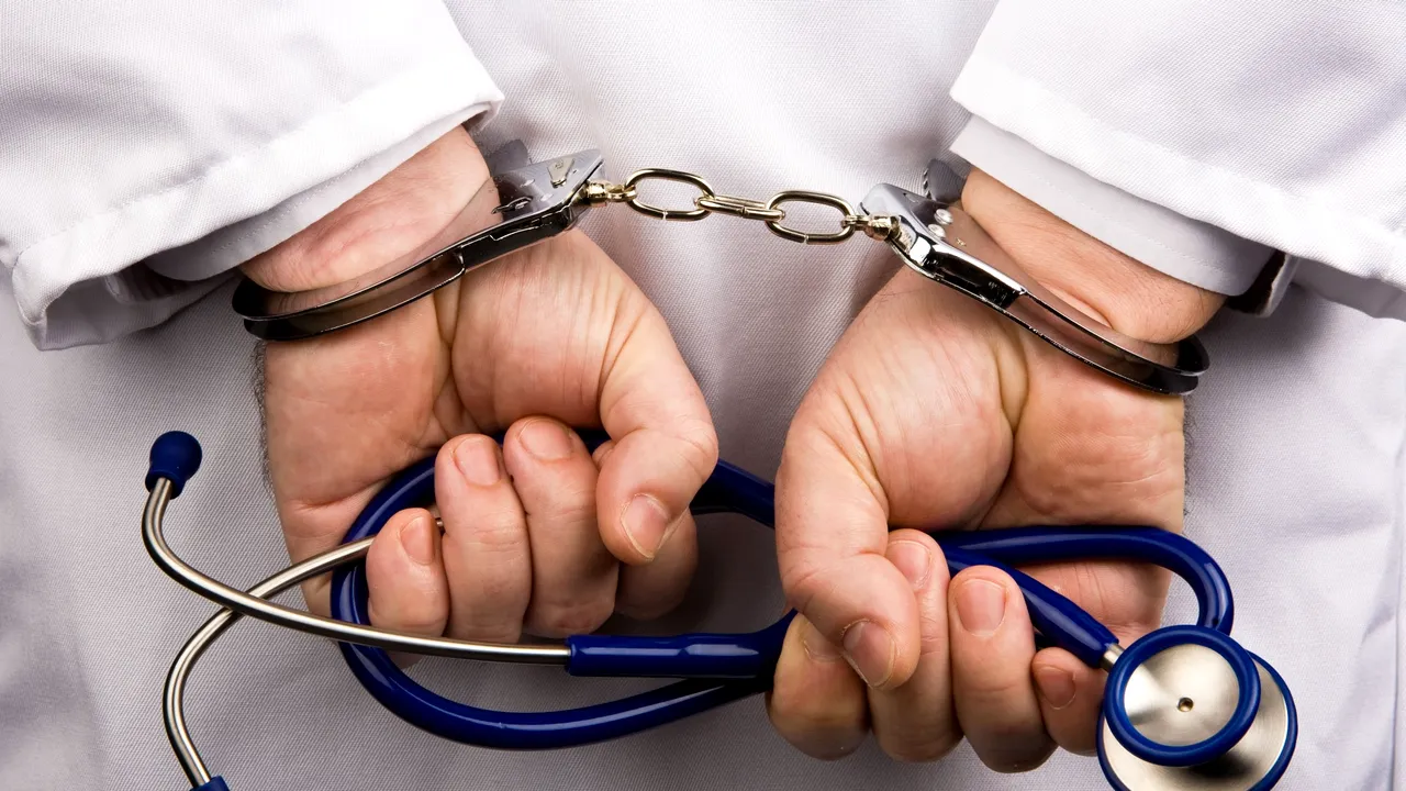 Caz scandalos. Un medic pediatru este acuzat că a abuzat sexual cel puțin 95 de copii