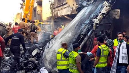 TRAGIC. Mărturiile tulburătoare ale unui supraviețuitor al accidentului aviatic din Pakistan: Vedeam numai foc în jur și tot ce puteam auzi erau doar țipetele! - FOTO/VIDEO