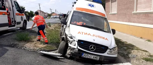 FOTO | Ambulanță implicată într-un accident, pe un drum județean din Arad. Șoferul autospecialei a fost rănit