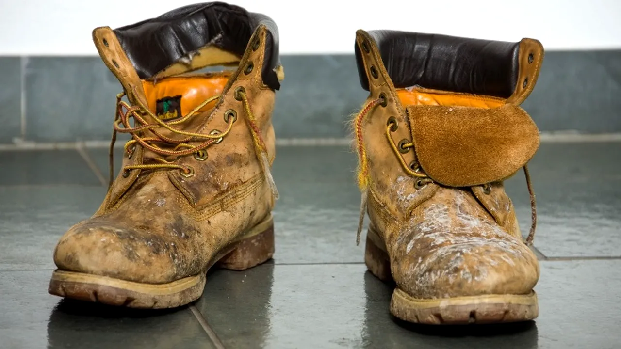 Soluții la îndemâna oricui de a scoate mirosul neplăcut din încălțăminte