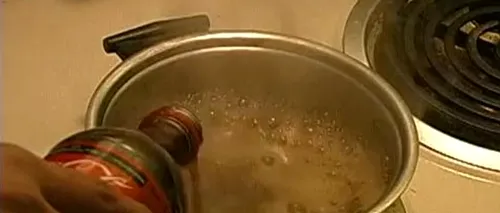 EXPERIMENT: Ce se întâmplă dacă fierbi timp de 25 de minute un litru de Coca-Cola. VIDEO