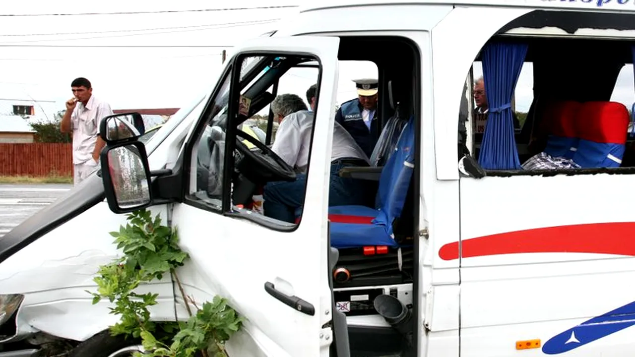 TRAGEDIE. Accident cu un microbuz școlar la Iași. O persoană a murit, alte șapte au fost rănite