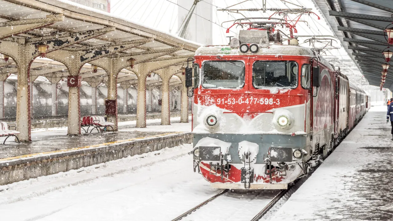 Un tren de călători a DERAIAT între Mălnaș Băi și Bicsadu Oltului. Traficul feroviar a fost oprit, iar călătorii, preluați cu mașinile