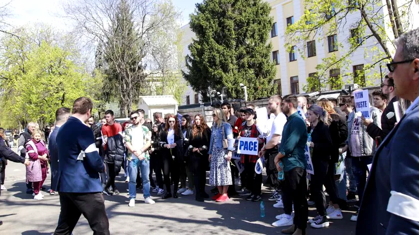 FOTO | Organizația de Tineret a PMP, protest în fața Ambasadei Federației Ruse din București. „Masacrele din ultimele săptămâni trebuie să înceteze”