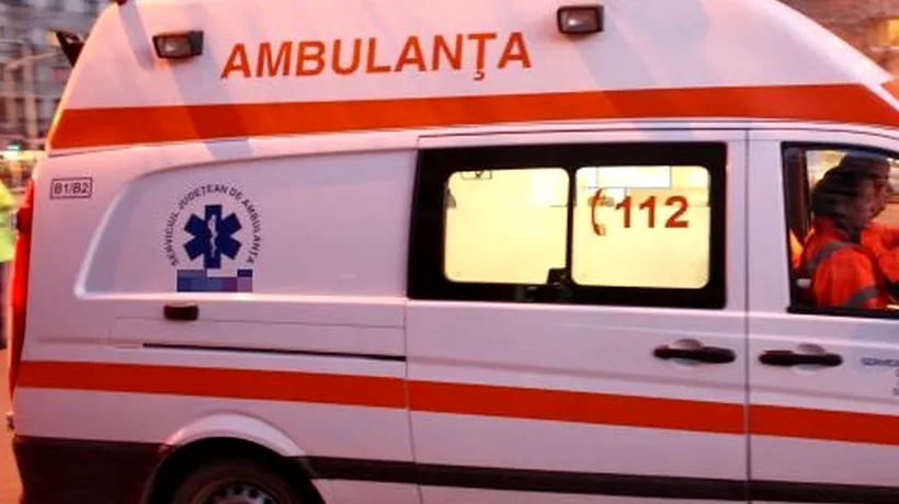 Caz revoltător în Hunedoara: un copil a ajuns la spital după ce a fost LOVIT în cap de o canapea aruncată de la balcon