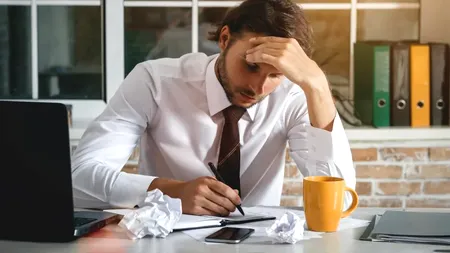 Jumătate din angajații români spun că au nevoie de un al doilea job pentru un trai decent