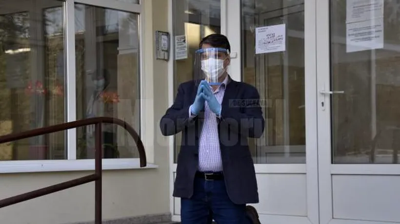 FOTO. Director de instituție, demis din funcție pentru că s-a rugat în genunchi în fața sediului pentru stoparea pandemiei de coronavirus