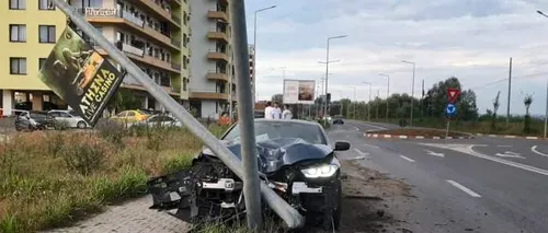 MISTER. BMW de 100.000 de euro, distrus și abandonat în Mamaia. Șoferul a fugit cu numerele de înmatriculare