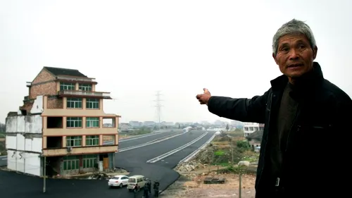 Un cuplu de chinezi cu casa în mijlocul autostrăzii a acceptat, în sfârșit, să se mute