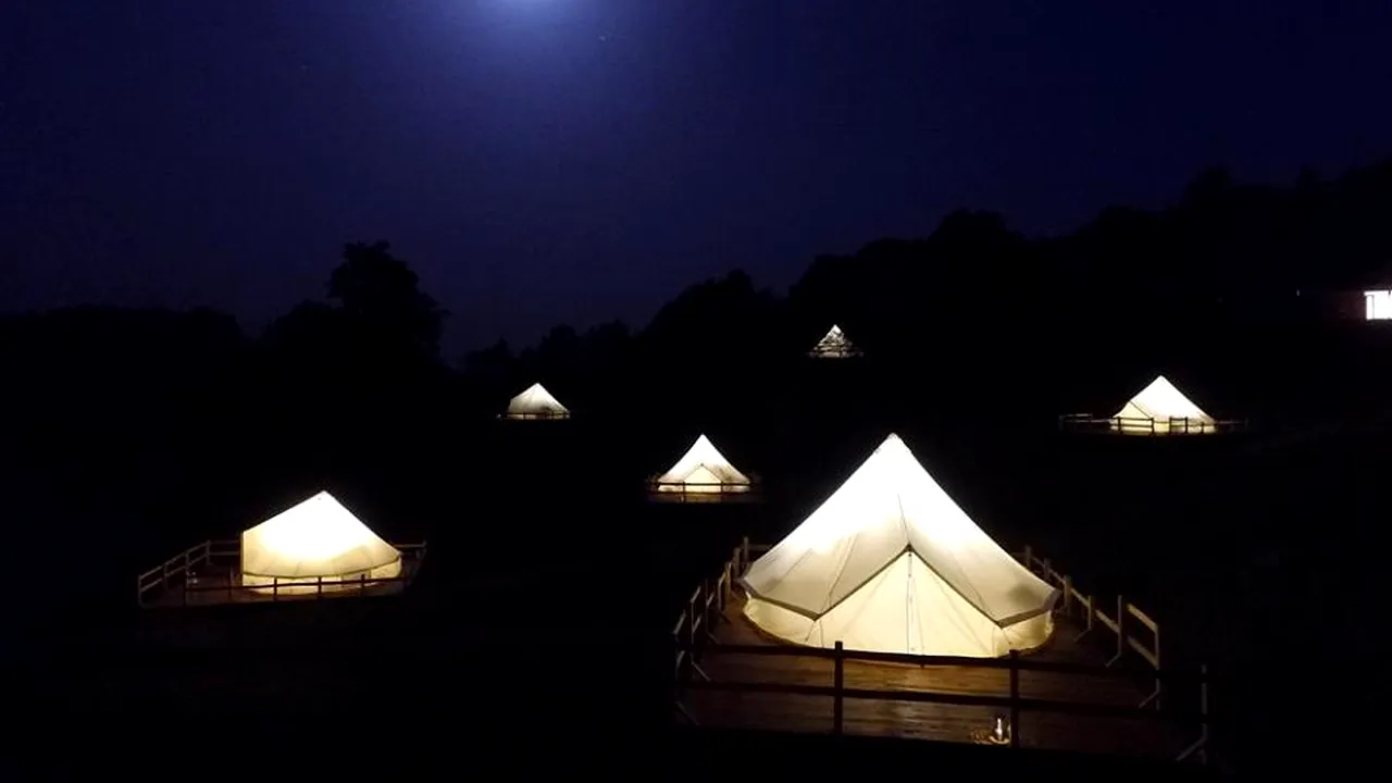 Cum arată primul camping de lux din România și ce servicii oferă. FOTO