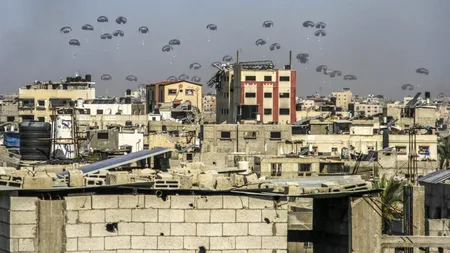 Un copil de 13 ani a MURIT în Gaza, lovit de un pachet cu ajutoare. Băiatul supraviețuise unui bombardament care i-a ucis familia