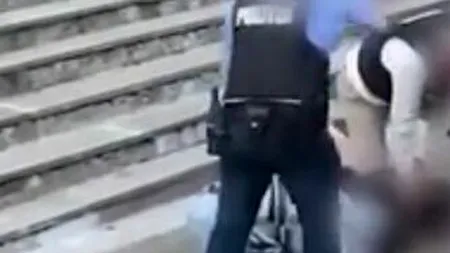 Tânăr lovit de un polițist în uniformă, în gara din Băile Tușnad. Agentul este acum cercetat disciplinar