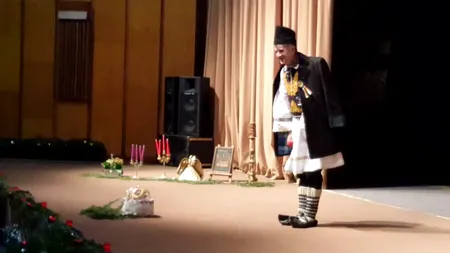 Imagini jenante pentru fostul preot. Cristian Pomohaci, concert de colinde pentru câțiva spectatori, bine păzit de Poliție. VIDEO