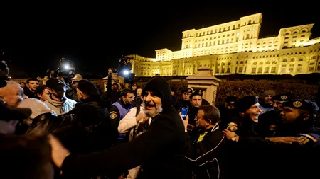 NOI PROTESTE la Universitate. Oamenii vor MAI MULT decât câteva demisii