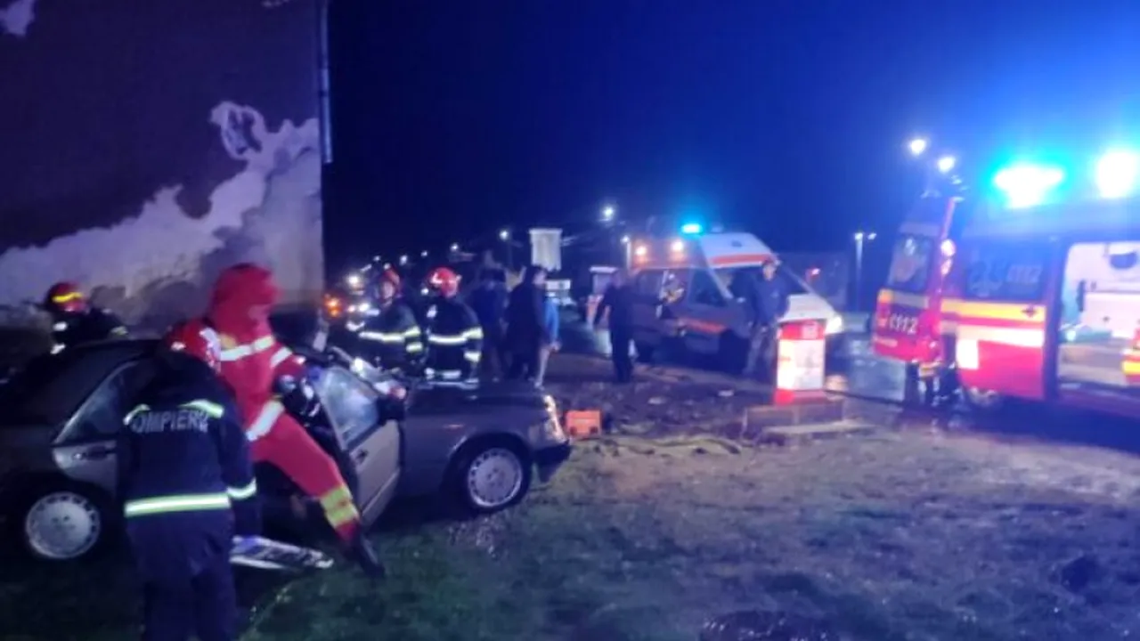 O fată de 14 ani a rămas ORFANĂ de ambii părinți, după un grav accident produs în Caraș-Severin. Mașina în care se aflau toți trei a lovit un autocar