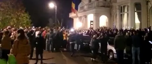 ALEGERI PREZIDENȚIALE 2014. Mii de români au protestat la Londra, scandând „Jos Ponta!, „Vot plagiat și „Vrem să votăm