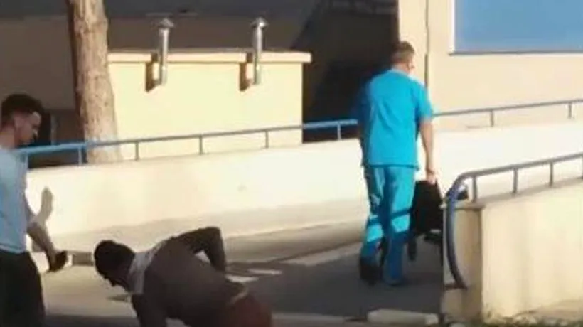 Un pacient a fost filmat TÂRÂNDU-SE PE ASFALT, lângă infirmier: Și-a smuls branula, ne-a înjurat și A REFUZAT să se întoarcă