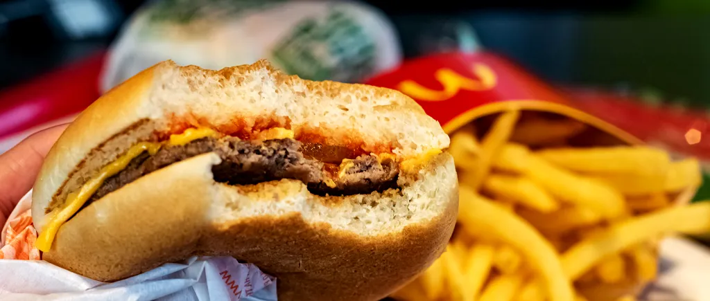 Prețul cheeseburgerului McDonald's a fost majorat pentru prima dată în mai bine de 14 ani. Directorul companiei din Marea Britanie: „Am amânat aceste modificări cât de mult am putut”
