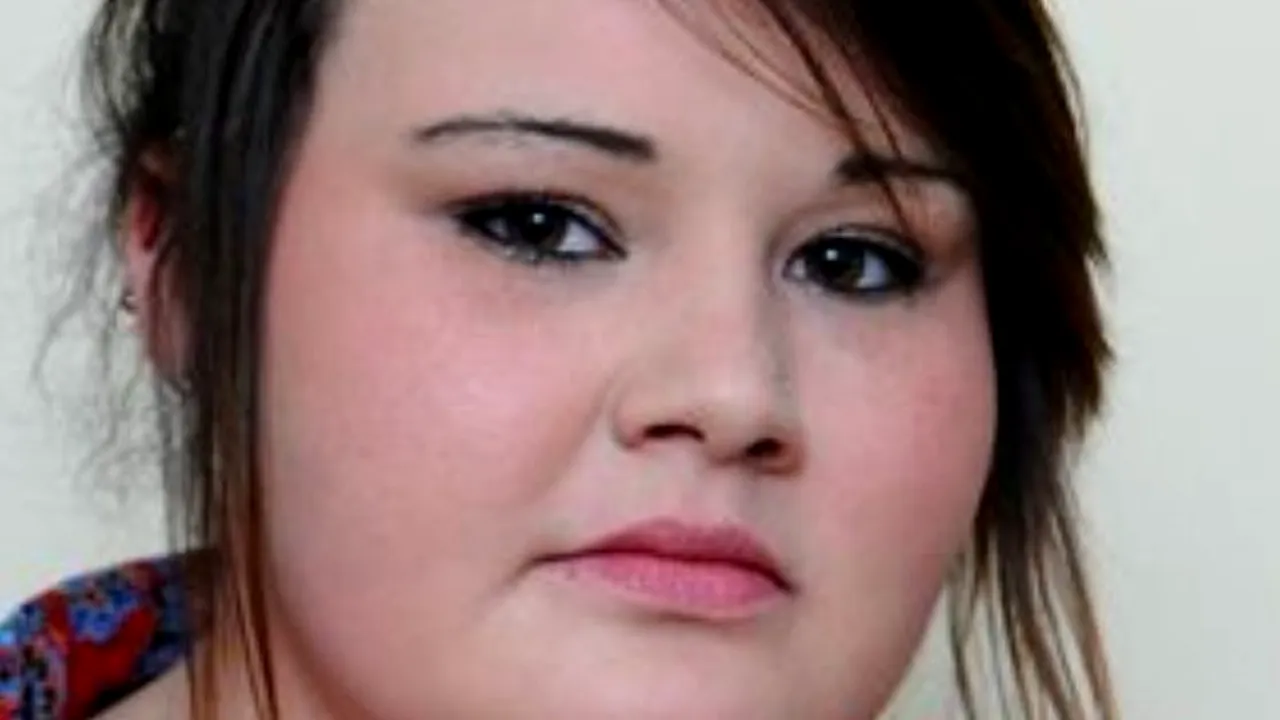 O tânără a rămas fără vârful unui deget din cauza unei infecții produse după ce s-a dat cu lipici de unghii false