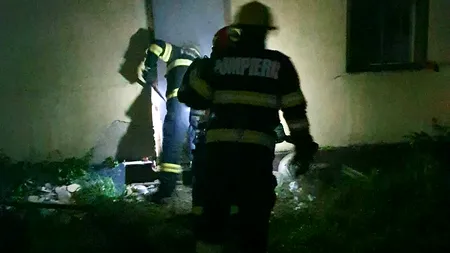 Explozie urmată de incendiu într-o locuință din Dâmbovița. O persoană a fost RĂNITĂ