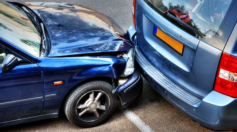 A fost la un pas să provoace o tragedie: Un copil din Craiova s-a urcat la volan și a lovit mai multe mașini parcate