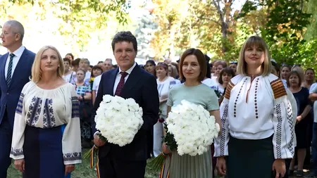 Nicușor Dan a depus FLORI la bustul lui Mihai Eminescu, în timpul vizitei sale în Republica Moldova