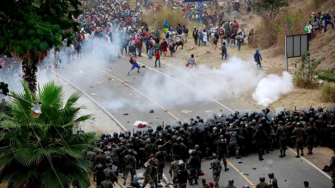 Coloană de migranți din Honduras, atacată cu gaze lacrimogene și bastoane! Fugarii speră să ajungă în America (VIDEO)