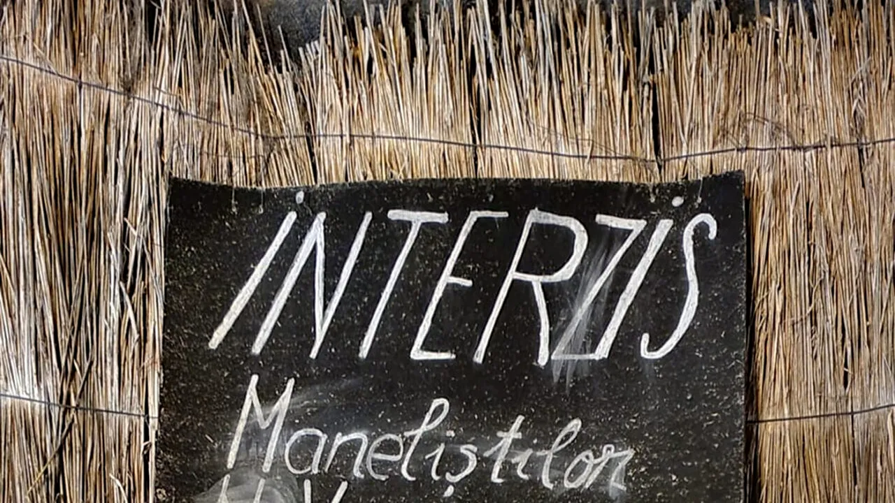 Mesajul ilar devenit viral, de la intrarea în barul Stuf din Vama Veche: 