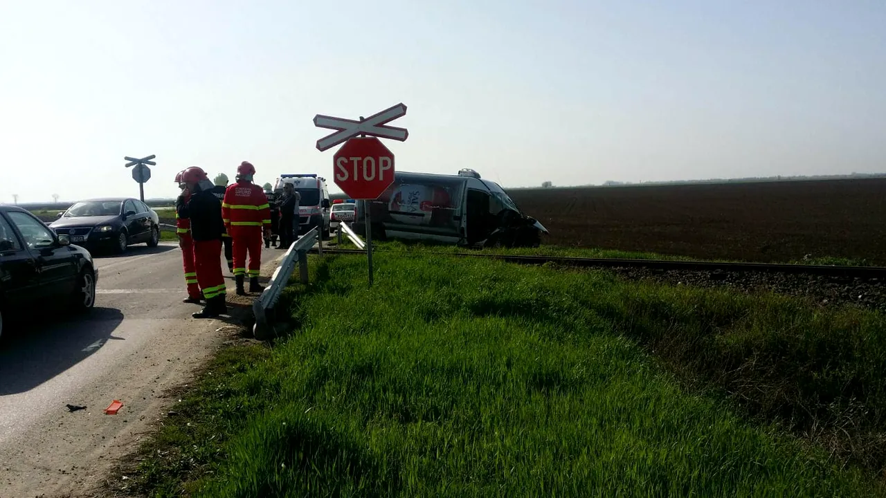 Accident feroviar în Timiș. Un tren de călători a lovit un microbuz de marfă și traficul este blocat