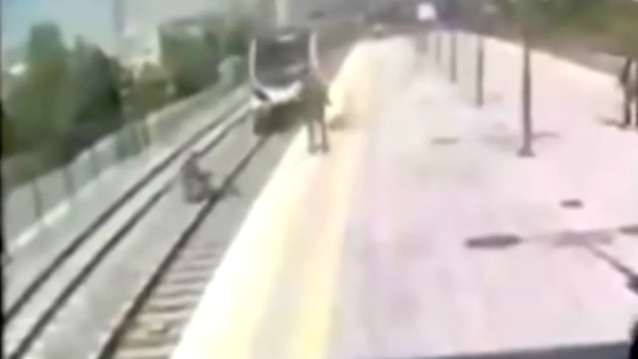 Un tânăr, la un pas de moarte după ce a sărit să salveze o adolescentă care voia să se sinucidă - VIDEO