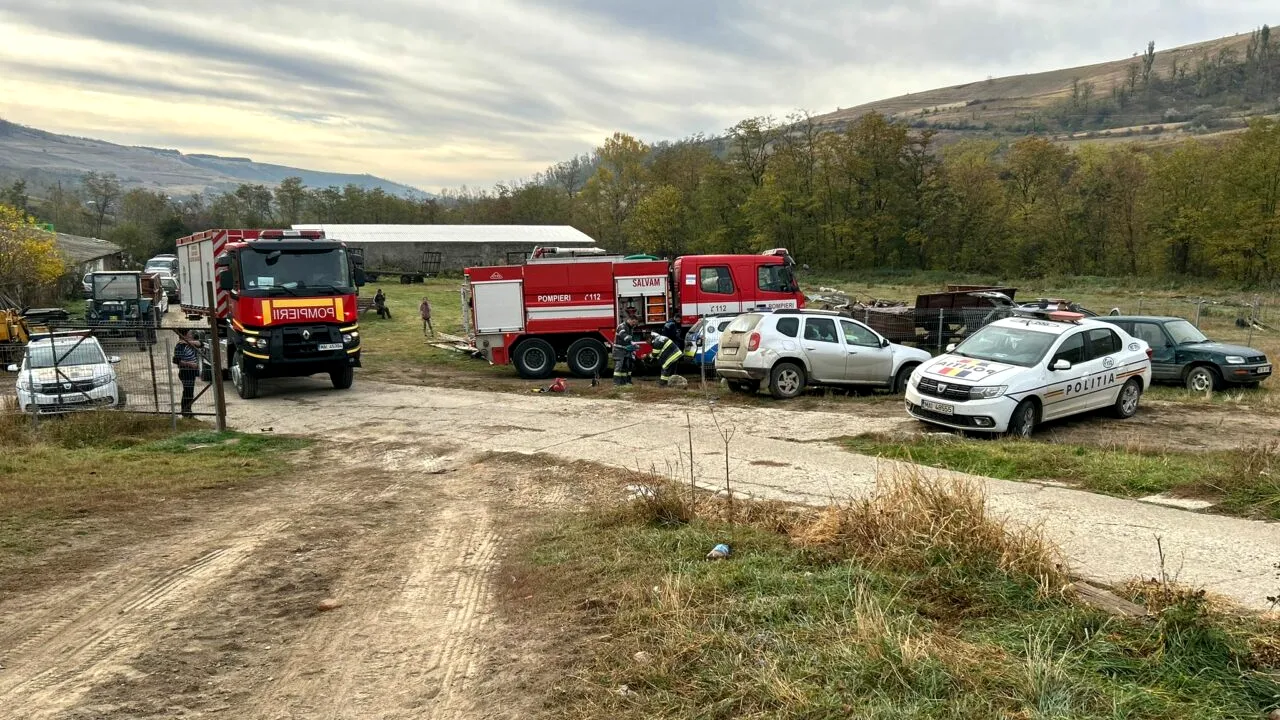 Bacău: Trei oameni au murit, după ce planșeul unei ferme agricole s-a dărâmat (GALERIE FOTO)