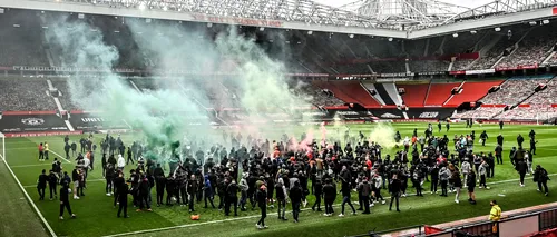 Protest faţă de patronul Manchester United. Sute de fani au invadat Old Trafford. Meciul cu Liverpool a fost amânat