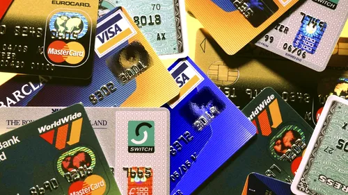 Istoria cardurilor de credit: cine este americanul căruia i-a venit ideea inventării lor