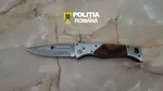 Percheziții în județul Teleorman după o bătaie în stradă cu săbii și bâte. Procurorii au găsit în casele agresorilor un arsenal de arme albe