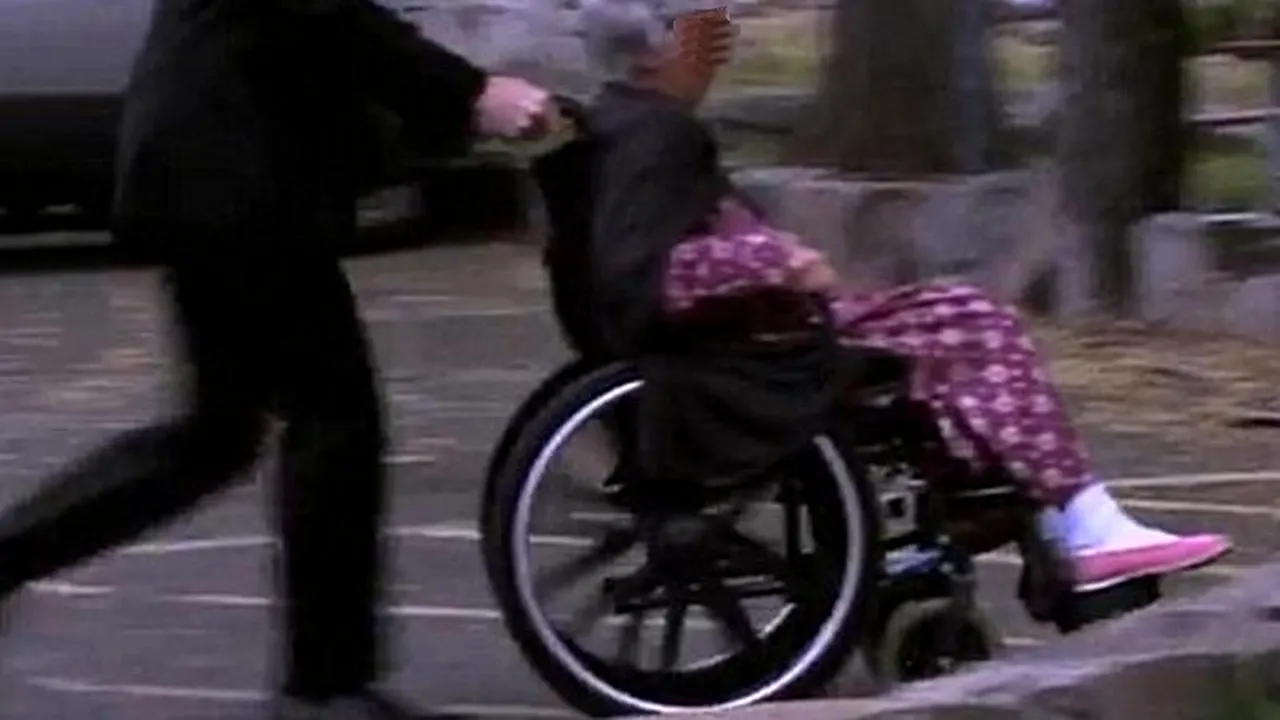 A mers cu mama sa la bancă pentru a scoate bani din contul acesteia. Angajaților li s-a părut suspect că femeia NU MIȘCĂ. Ce a urmat 