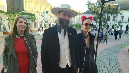 VIDEO Femei în lesă plimbate prin Piața Libertății, din Timișoara. Imaginile care au scandalizat internetul: Asta e o boală psihică, sclavism