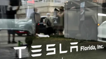 Un angajat al companiei Tesla solicită despăgubiri imense, după ce a fost lovit de un robot al fabricii. SUMA fabuloasă cerută de bărbat