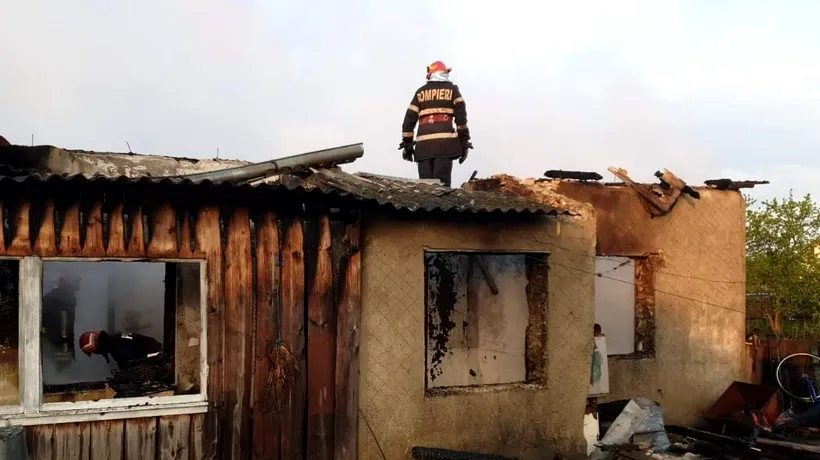 Botoșani: Un bărbat bănuit că a dat foc la casa în care se aflau soția și copilul lui este audiat la Poliție - GALERIE FOTO