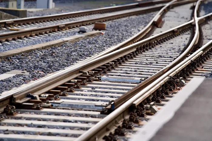 Pericol pentru trenurile spre litoral. Un angajat CFR a găsit 3 obstacole puse intenționat pe șine. Un posibil accident feroviar a fost evitat