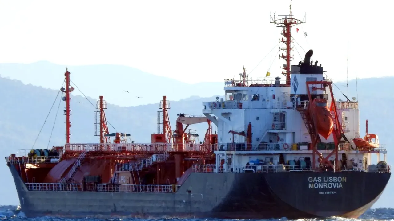 Mesajul Autorității Navale Române pentru turiștii aflați acum pe litoral, după ce o dronă ar fi lovit un petrolier în Marea Neagră