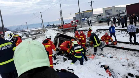 Accident cumplit în Scheia. O persoană a murit pe loc, după ce duba în care se afla a fost spulberată de tren