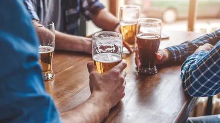 Un bărbat din Oţelu Roşu, infectat cu COVID-19, a fugit din spital și s-a dus într-un bar