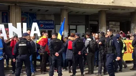 Manda, despre protestatarii din fața Sălii Palatului: În Germania, cei care au huiduit au fost luați cu jeturi de apă. Nu e o sugestie. Zic și eu cum e la alții 