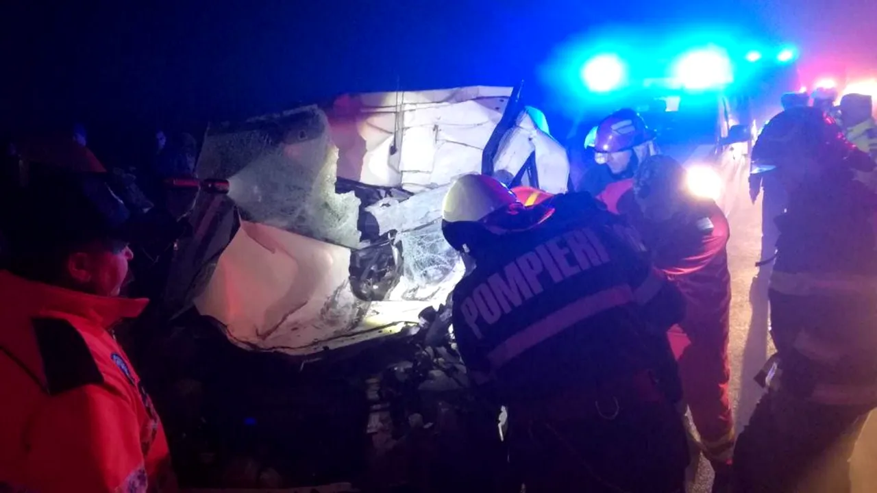 Accident grav în Vaslui. O mașină a intrat într-un TIR răsturnat pe șosea. Șoferul în vârstă de 18 ani, în stare gravă la spital