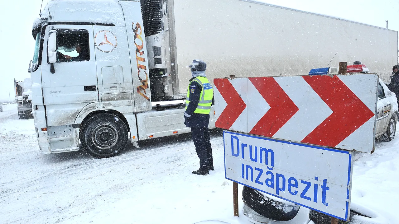 Circulație OPRITĂ pe mai multe DRUMURI NAȚIONALE. Ce șosele sunt ÎNCHISE din cauza ZĂPEZII