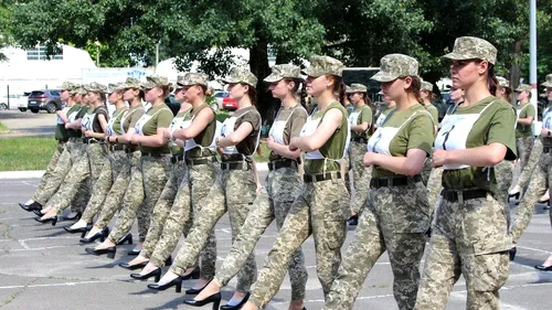 Scandal în Ucraina! Femeile din armată, obligate să defileze în tocuri