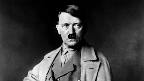 Două volume din Mein Kampf, cu autograful lui Hitler, vândute pentru 64.850 de dolari

