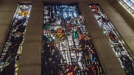 Politicianul italian care s-a împiedicat pe scări și a spart un vitraliu istoric