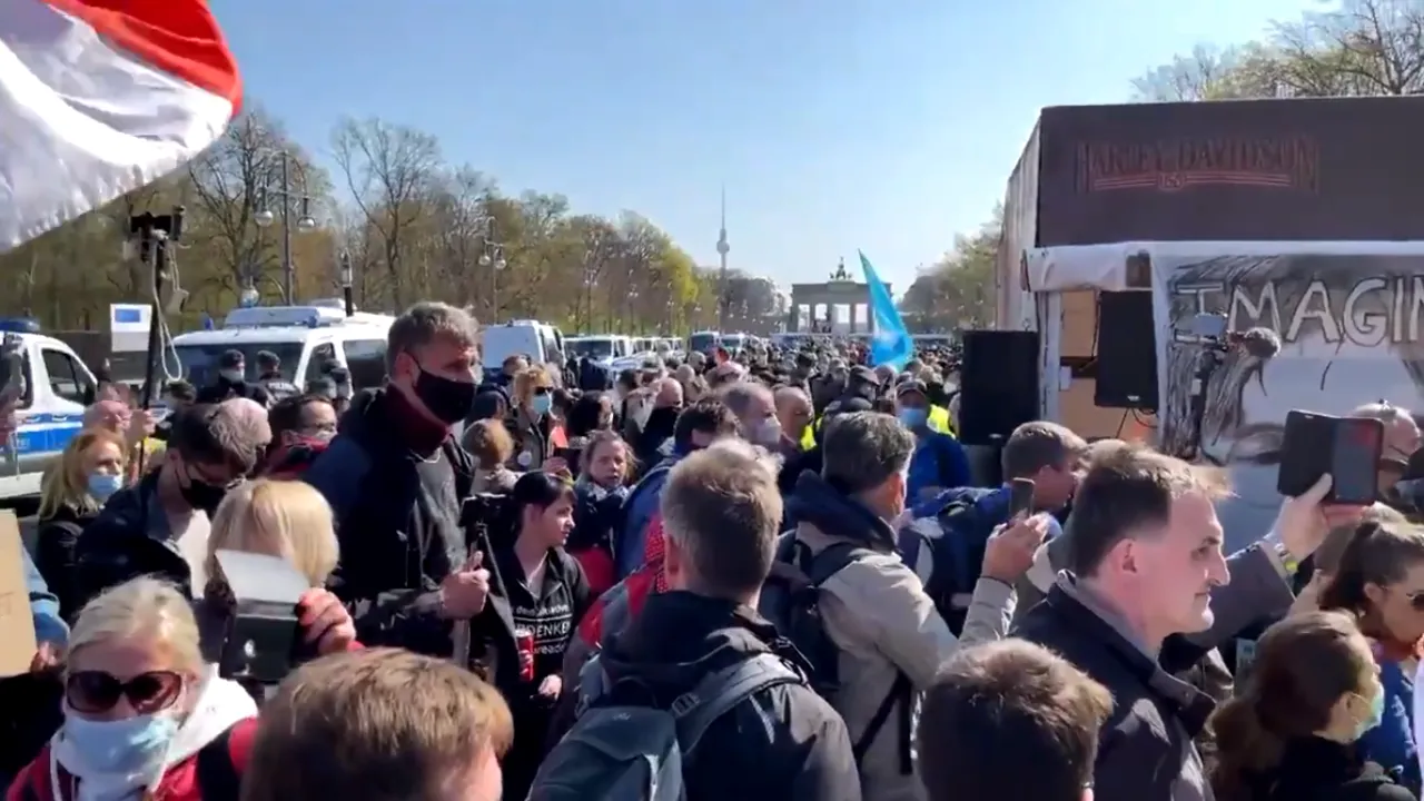 Mii de oameni protestează în Berlin faţă de restricţiile antiepidemice. Peste 40 de persoane au fost reținute: „Pace, libertate, fără dictatură!”