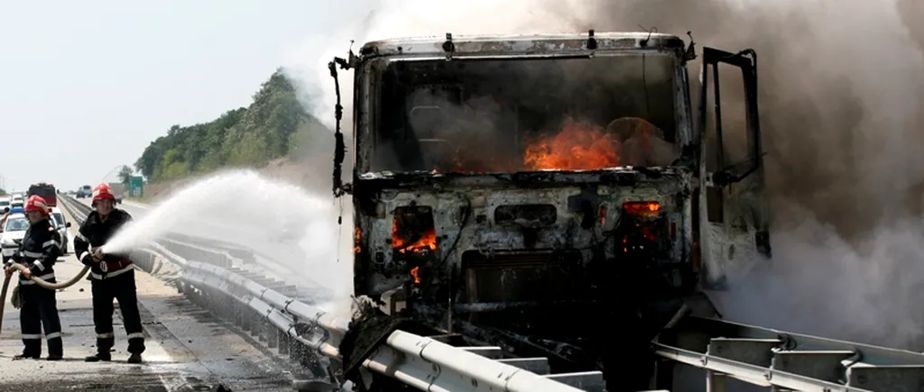 Circulație blocată pe A3, pe sensul Ploiești - București, după ce un camion a luat foc în mers